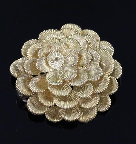 A 1960s Kutchinsky textured 18ct gold flower head clip brooch, 38mm.
